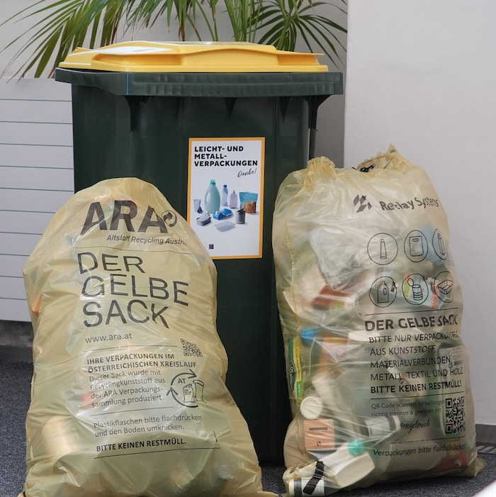 Immer öfter werden auf der Suche nach Pfandflaschen die Gelben Säcke aufgerissen – der Müll ...