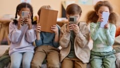 Vor allem die Endlosschleife in den sozialen Medien bannt die Kinder, ein Beiseitelegen des ...