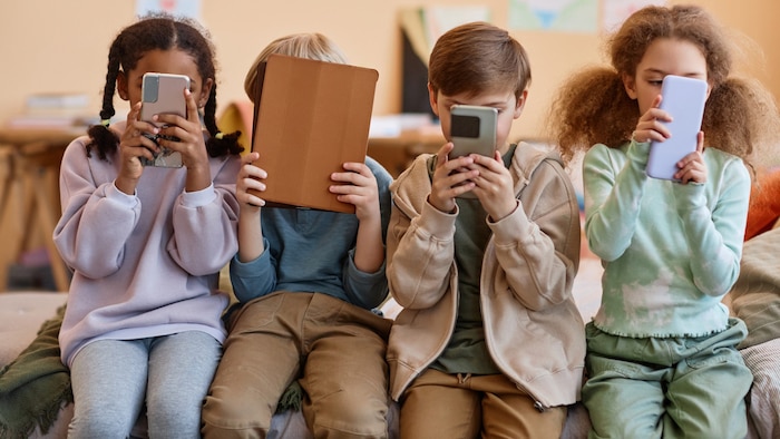 Zu viel Bildschirmzeit hat negative Auswirkungen auf die Konzentrationsfähigkeit von Kindern.