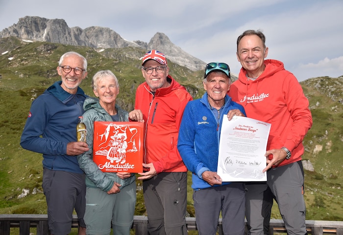 Markus Welzl und Ingrid Hayek vom Alpenverein unterzeichneten mit „Krone“-Redakteur Perry, ...