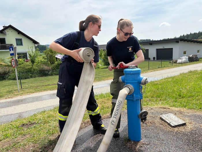 Lisa Weilenmann und Christina Klatzer packen kräftig mit an.