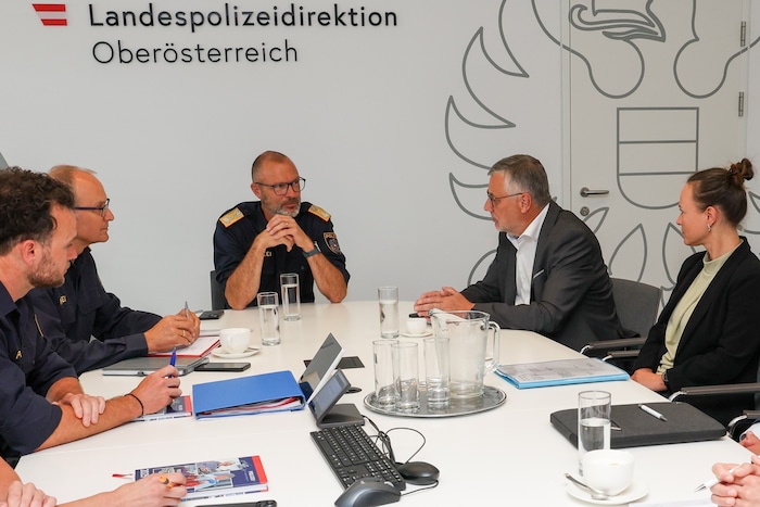 Nach dem Amoklauf in Graz gab es nun einen Runden Tisch mit Bildungsdirektor Klampfer (re.) und ...