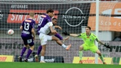 Ein Austria-Klagenfurt-Spieler steht vorm Absprung.
