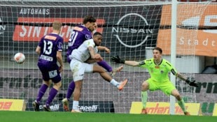 Ein Austria-Klagenfurt-Spieler steht vorm Absprung.