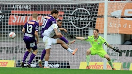 Ein Austria-Klagenfurt-Spieler steht vorm Absprung.