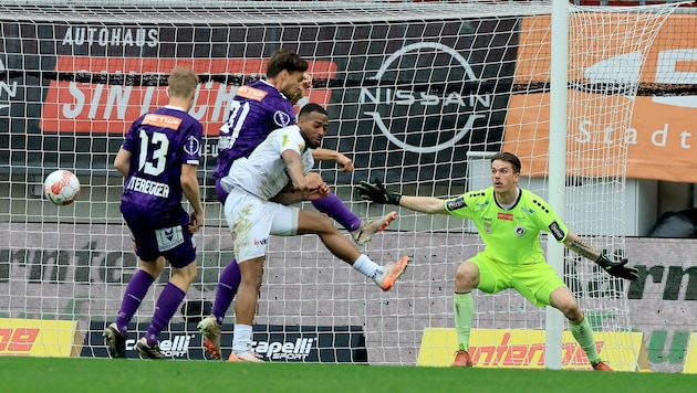 Ein Austria-Klagenfurt-Spieler steht vorm Absprung.