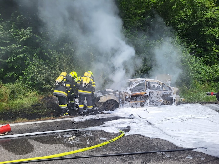 Das in Vollbrand stehende Auto konnte schnell gelöscht werden.