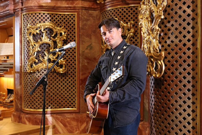 Andreas Gabalier sang „Amoi seg‘ ma uns wieder“.