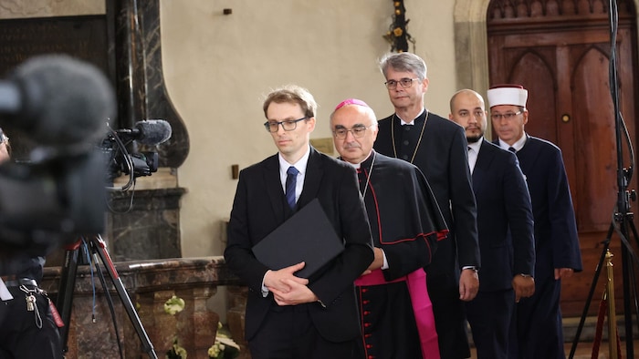 Vertreter aller Religionsgemeinden hielten den Gottesdienst gemeinsam ab.