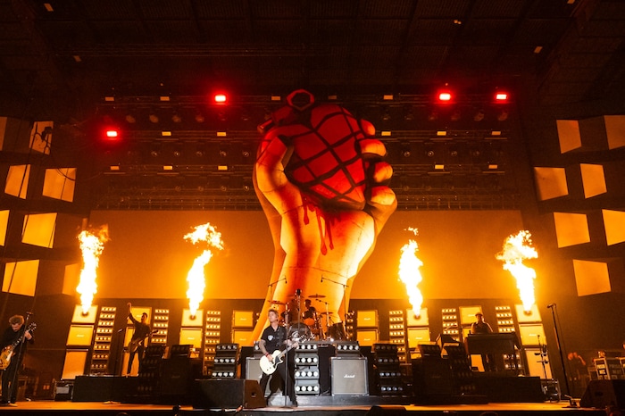 Das Bühnensetting von Green Day war anfangs ganz auf die „American Idiot“-Scheibe aus 2004 ...