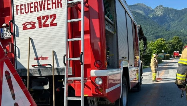 Die Feuerwehr entfernte die Leitung und reinigte das Öl von der Straße.