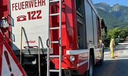 Die Feuerwehr entfernte die Leitung und reinigte das Öl von der Straße.