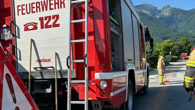 Die Feuerwehr entfernte die Leitung und reinigte das Öl von der Straße.
