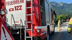 Die Feuerwehr entfernte die Leitung und reinigte das Öl von der Straße.