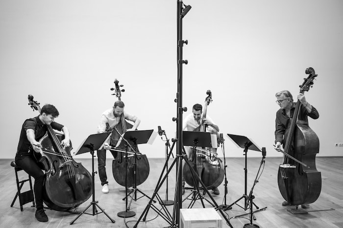 „Kontrabass mal vier“ bringt Klassik in den Burghof