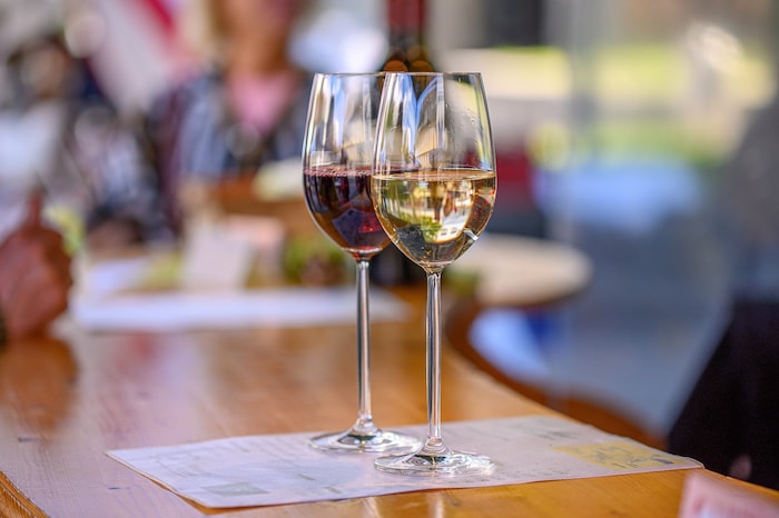 Prost! Interessierte können sich durch die Weine der Alpen-Adria-Region kosten.