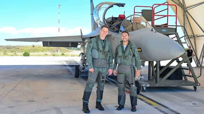 „Krone“-Redakteur Paul Tikal (li.) und Pilot Antonio Perrone nach dem schweißtreibenden Flug.