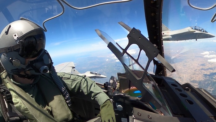 Im engen Formationsflug über Sardinien mit knapp 500 km/h.