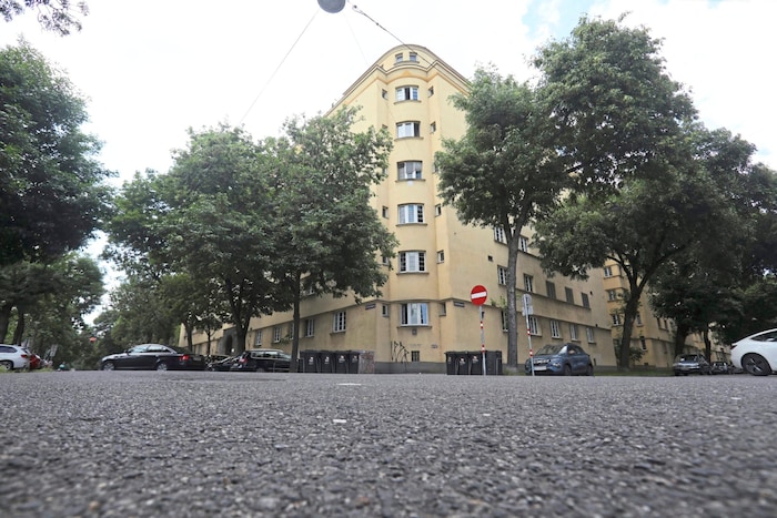 ⁣Eines der beiden Gebäude, in dem die Einbrecher mutmaßlich wohnen.