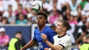 Der deutsche Fußball-Teamspieler Florian Wirtz (re.) wechselt für 140 Millionen Euro von ...