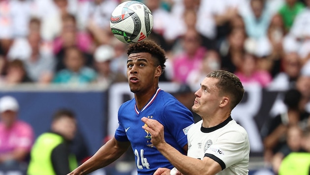 Der deutsche Fußball-Teamspieler Florian Wirtz (re.) wechselt für 140 Millionen Euro von ...