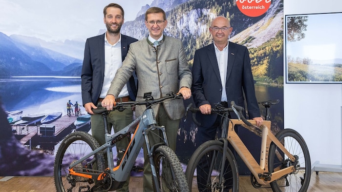 Markus Achleitner (Mi.), hier mit Christoph Glasner (OÖ Tourismus) und Tourismus-Obmann Gerold ...