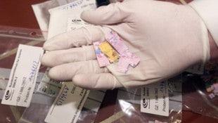 Fentanyl kann auf mehrere Weisen verabreicht werden – unter anderem als „Löschblattdroge“.