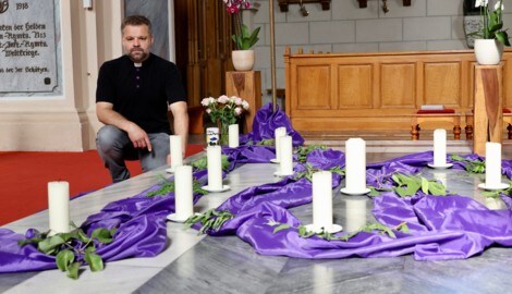 Pater Bernhard Pesendorfer in seiner Vinzenz-Kirche in Graz. 