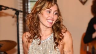 Miley Cyrus verlor einst eine Rolle, weil sie Liam Hemsworth eine Penis-Torte geschenkt hatte.