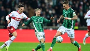Marco Friedl (rechts) hat seinen Vertrag in Bremen verlängert – bei Romano Schmid (Mitte) ...
