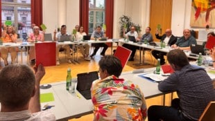 Während die ÖVP-Gemeinderäte geschlossen, für das Sparpaket stimmten, gab es von der SPÖ die ...