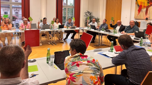 Während die ÖVP-Gemeinderäte geschlossen, für das Sparpaket stimmten, gab es von der SPÖ die ...