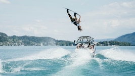 Die Wakeboard-Athleten wie Nico Juritsch zeigen beeindruckende Kunststücke.