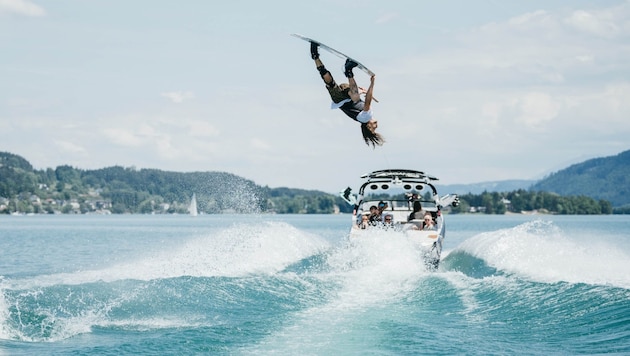 Die Wakeboard-Athleten wie Nico Juritsch zeigen beeindruckende Kunststücke.