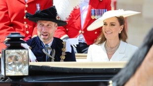 Überraschende Absage! Während Prinzessin Kate diese Woche bei der Zeremonie des Hosenbandordens ...