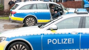 Die deutsche Polizei hat einen Mann (20) festgenommen, der einen 13-Jährigen dazu gedrängt haben ...