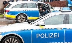 Die deutsche Polizei hat einen Mann (20) festgenommen, der einen 13-Jährigen dazu gedrängt haben ...