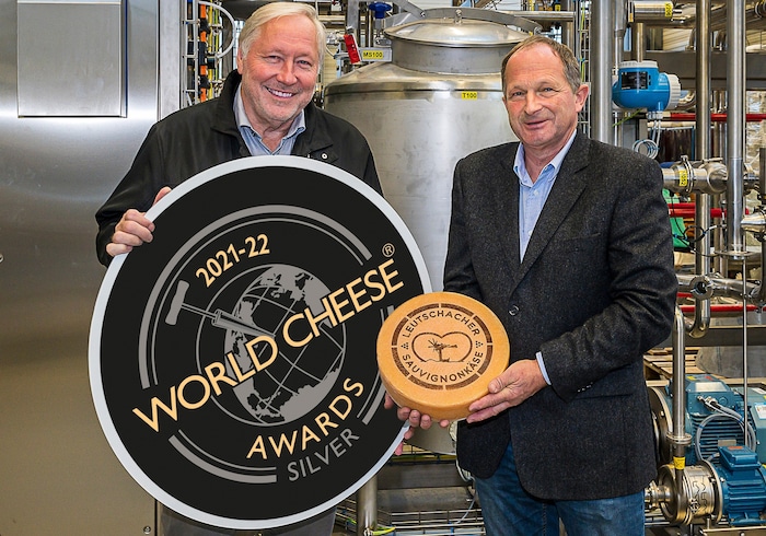 Franz Möstl und Ortschef Erich Plasch mit dem versilberten Käse