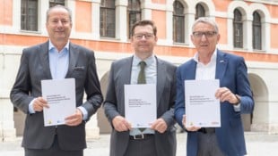 Wollen mehr Tempo bei Behördenverfahren: Kurt Maier (IV), Stefan Storr (Uni Graz), Josef Herk ...
