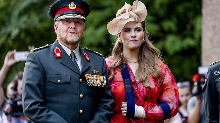 Der verletzte Arm von Amalia war noch bandagiert und wurde durch eine Schlinge gestützt.