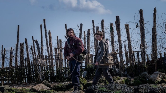 Jamie (Aaron Taylor-Johnson) und Spike (Alfie Williams) versuchen alles, um zu überleben. 