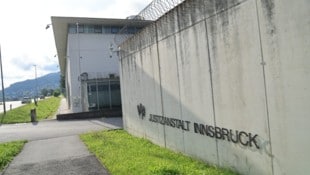 In der Innsbrucker Justizanstalt wurde der positive Drogentest abgegeben.