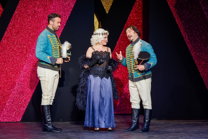 Sieglinde Feldhofer (Fürstin Fedora Palinska) mit Branimir Agovi (Rittmeister Graf Sasukin) und ...