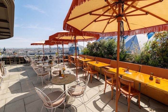 Die schönste Dachterrasse: „Chez Bernard“ im obersten Stock des „Hotel Motto“