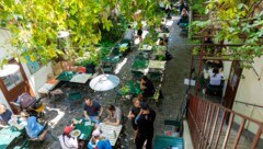 Fast die Hälfte der Mitarbeiter in Gastronomie und Tourismus sind entweder selbst zugewandert ...