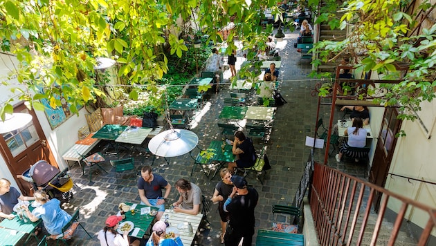 Fast die Hälfte der Mitarbeiter in Gastronomie und Tourismus sind entweder selbst zugewandert ...