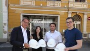 Bereit für den Baustart, v. li.: Bürgermeister Marcus Martschitsch, Laura Sophie Wannemacher (GF ...