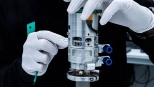 Am Flughafen Schwechat werden auch Weltraumtechnologien entwickelt, wie der Antrieb des ...