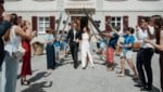 Alessandro Hämmerle mit seiner Gattin Julia direkt nach der Hochzeit am Standesamt in Schruns.