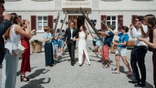 Alessandro Hämmerle mit seiner Gattin Julia direkt nach der Hochzeit am Standesamt in Schruns.